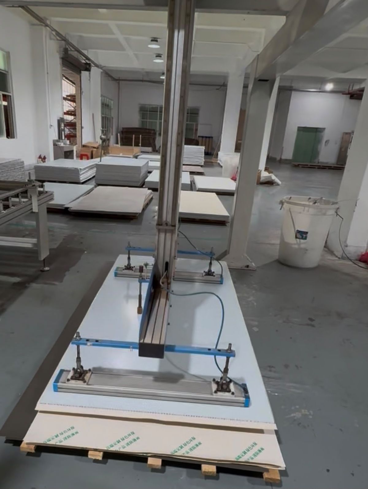 Panel cutting machine processing aluminium panels